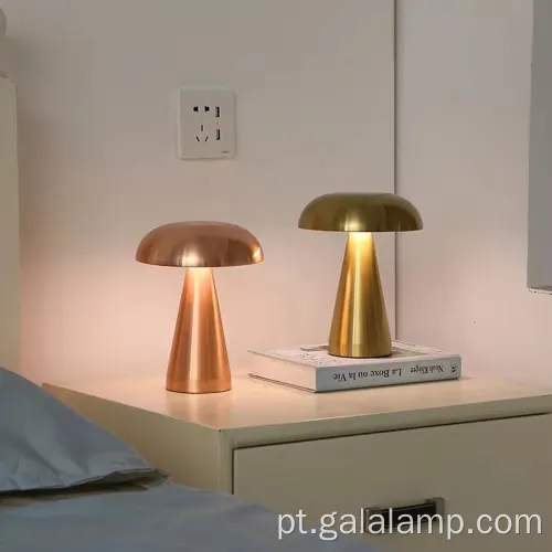 Lâmpada de mesa de metal recarregável de inspiração vintage